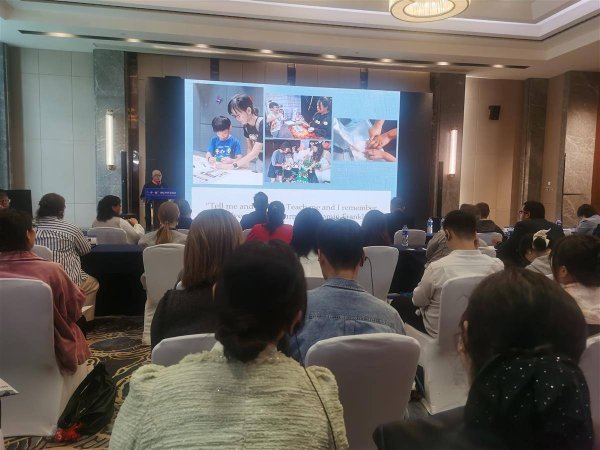 51配資 新加坡科普主講人會場被“追星”  科普創意受中國春晚“魔術”節目啟發